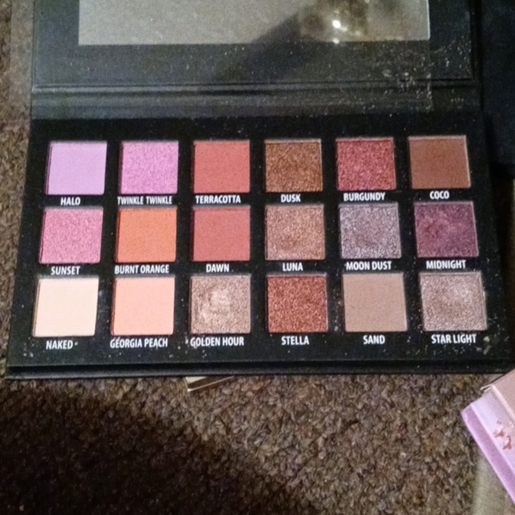 Eyeshadow pallett - Picture 2 of 2